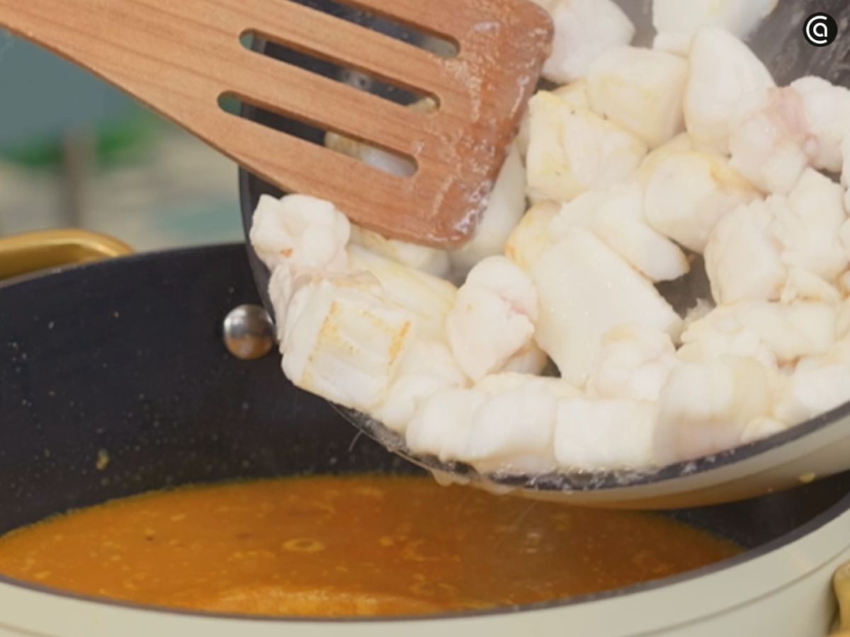 Merluza, bacalao y rape sellados se integran con el caldo.