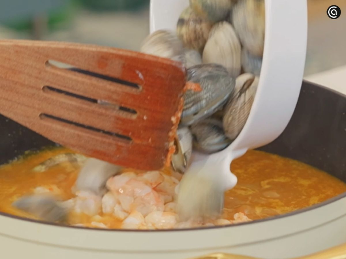 Langostinos, gambas y almejas completan el guiso con su sabor a mar.