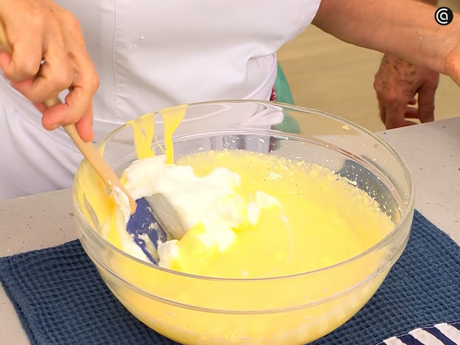 Bate las yemas al baño maría, incorpora la nata y mezcla con las claras suavemente