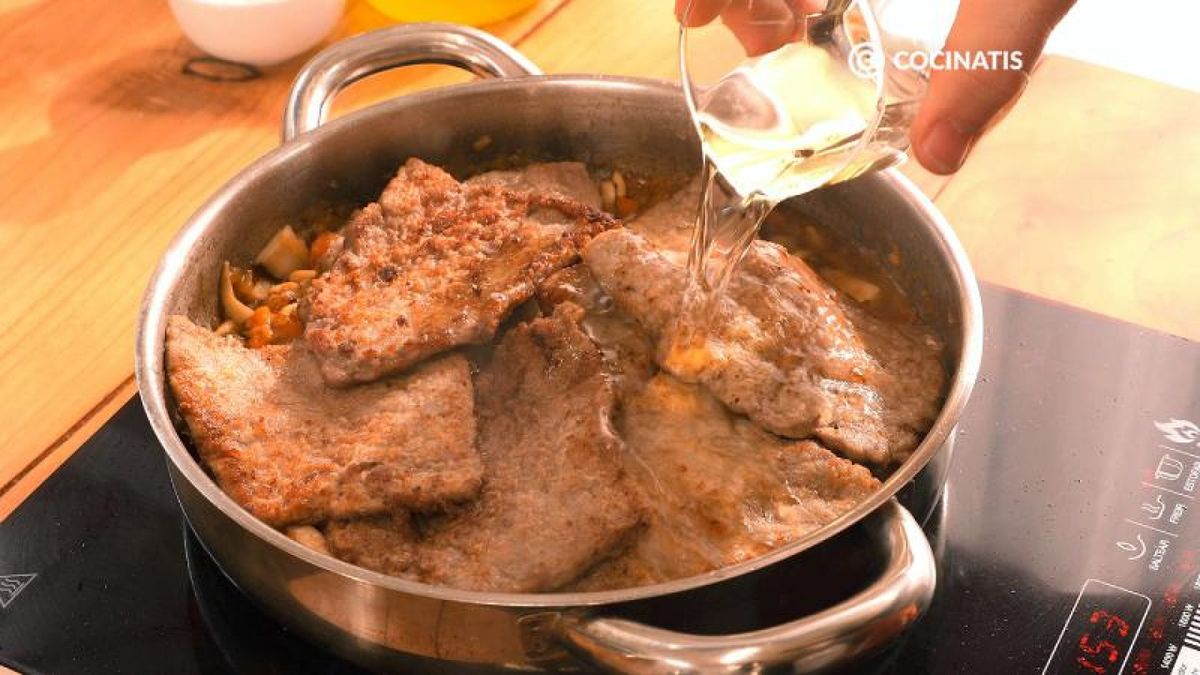 Agrega los filetes, el vino blanco, el agua y deja cocinar