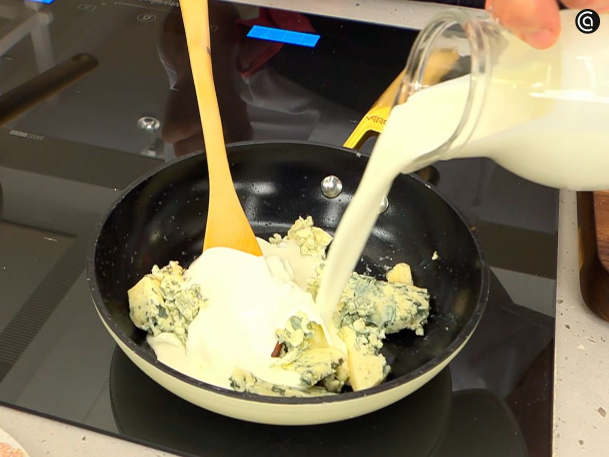 Mezcla en una sartén el queso azul con la nata y deja que se fundan hasta integrarse