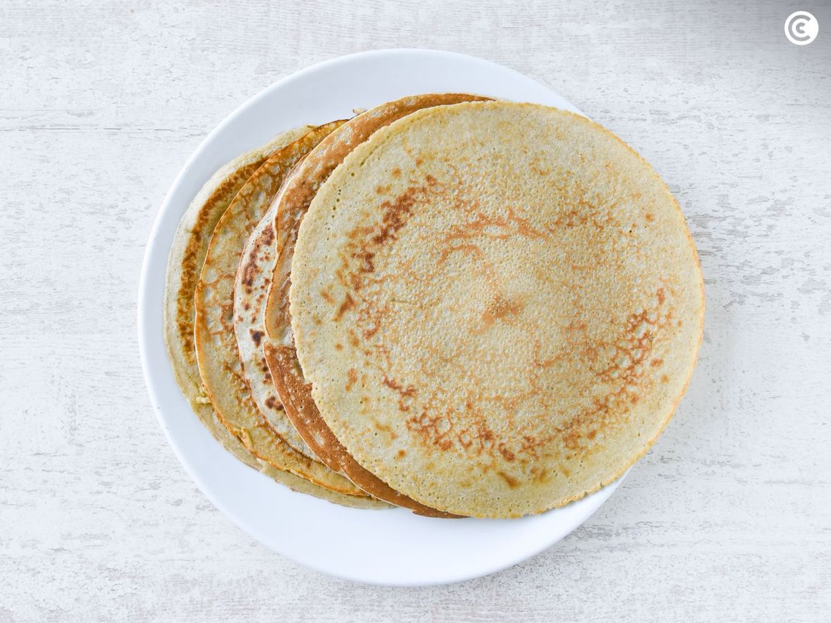 Reservamos los crepes de avena en un plato cubiertos por un trapo