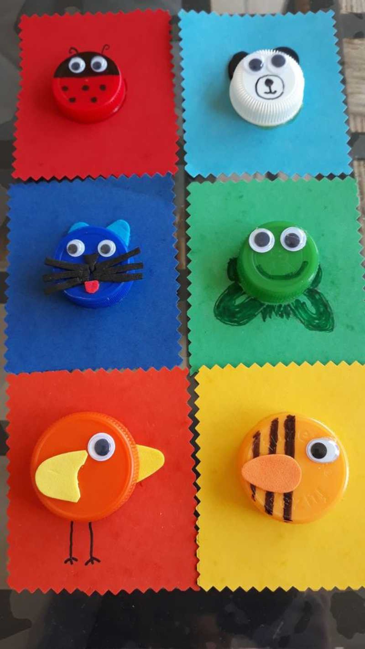 Animalitos hechos con tapones de plástico.