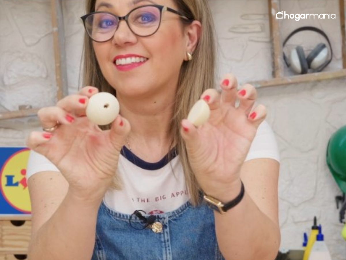 Bolas, cubos y piezas geométricas completan el conjunto y aportan variedad a la composición.