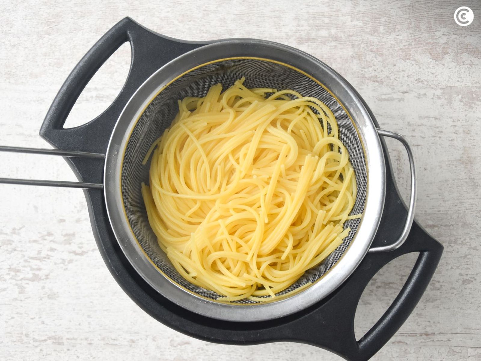 Cocer los espaguetis para hacer con salmón