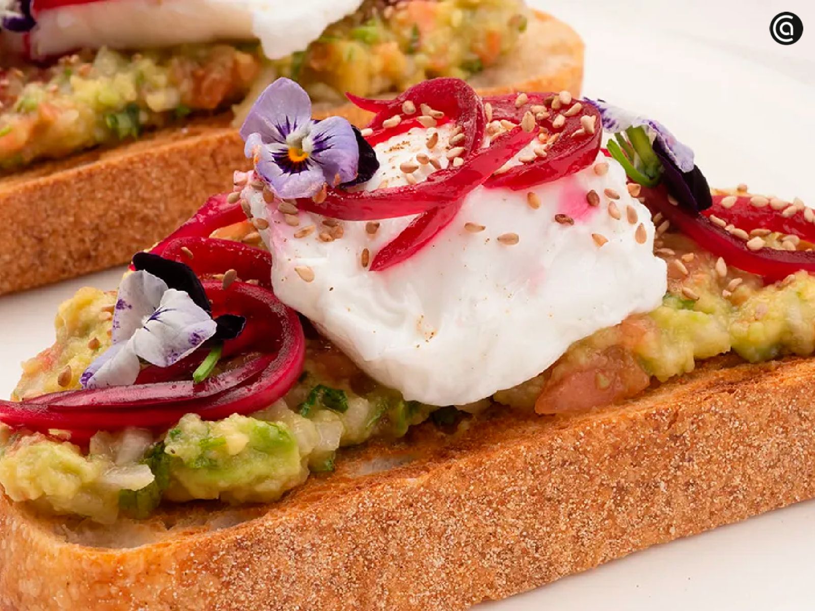 Tosta de guacamole con huevo escalfado, una receta de Joseba Arguiñano