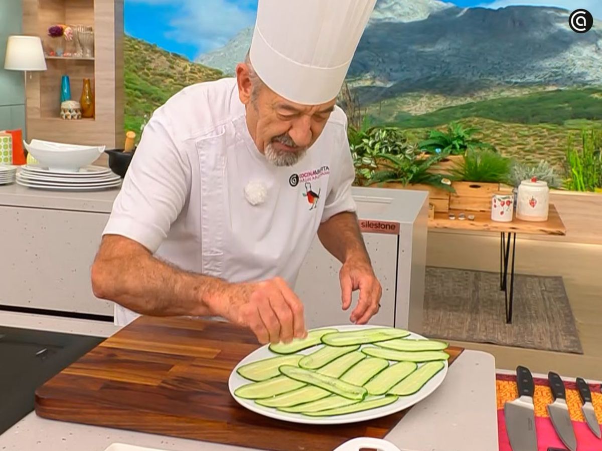 Usa una mandolina para cortar el pepino y sazónalo