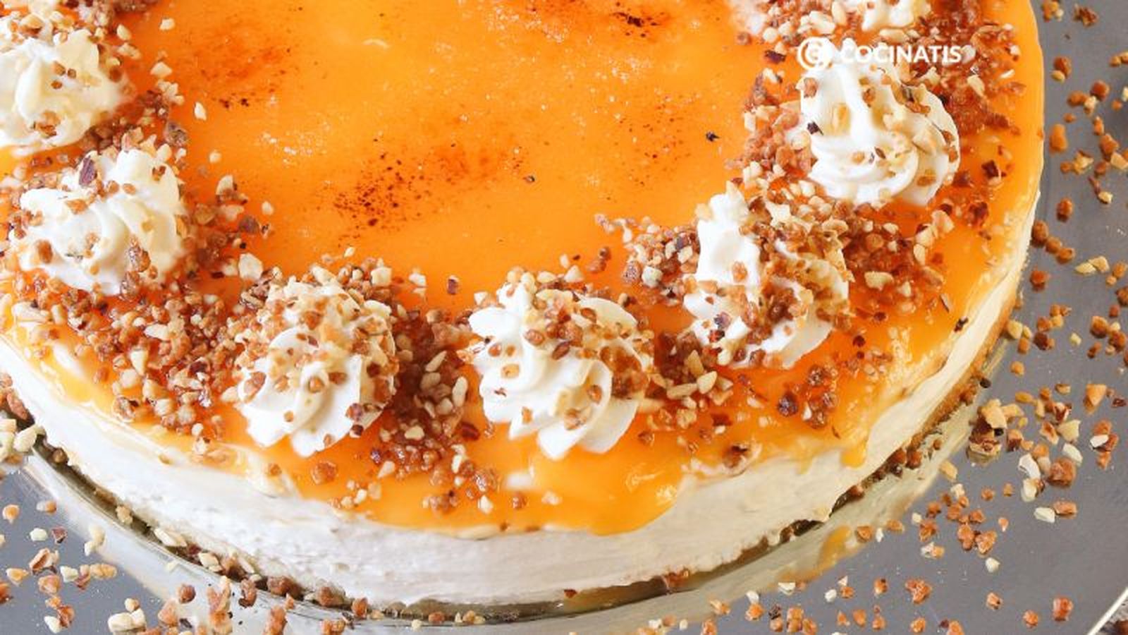Tarta al whisky decorada con nata montana y crocanti de almendras Tarta al whisky decorada con nata montana y crocanti de almendras