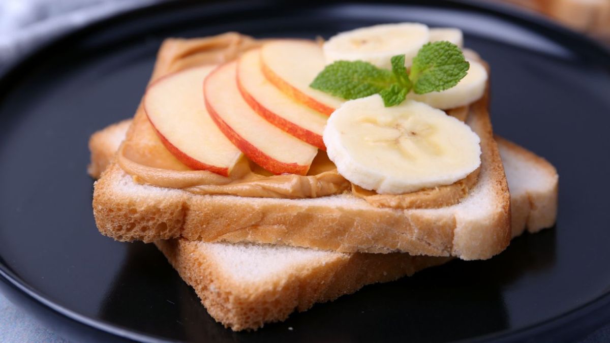 Tostadas con crema de cacahuetes con manzana y plátano