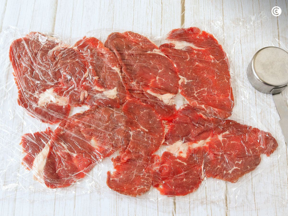 Aplana las tajadas de carne con un mazo de cocina
