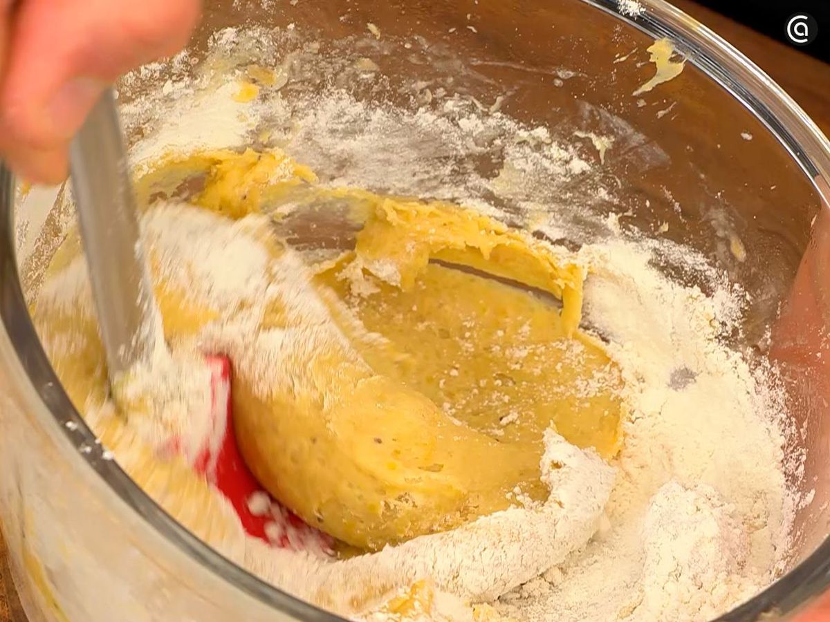 Tritura los ingredientes para hacer la masa de las tortitas