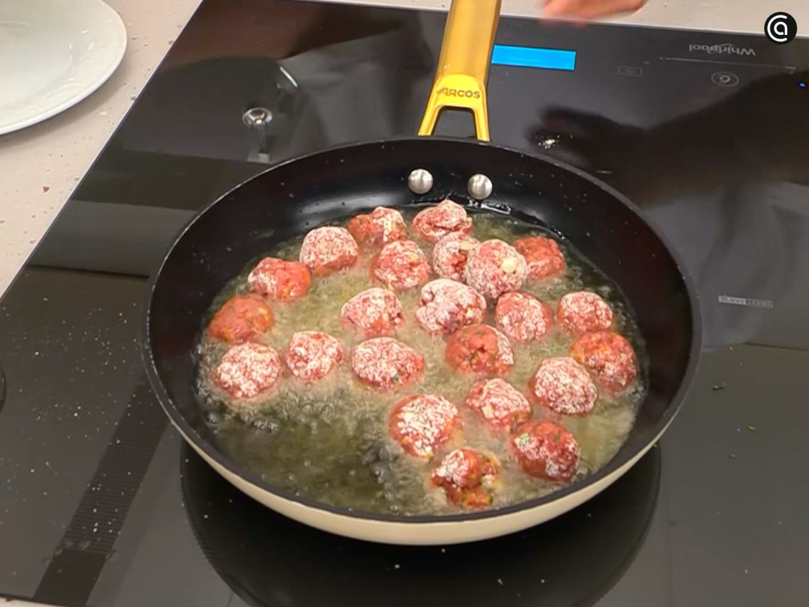 Fríe las albóndigas en aceite caliente, girándolas para que se cocinen de manera uniforme