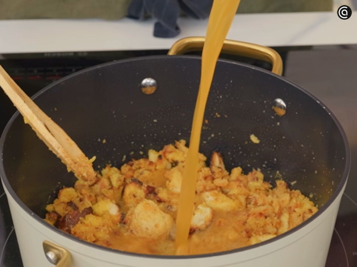 Se añade el caldo de pescado caliente, clave para dar sabor y cuerpo a la sopa.