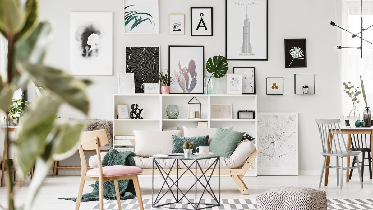 Crea un gallery wall con cuadros de diferentes tamaños