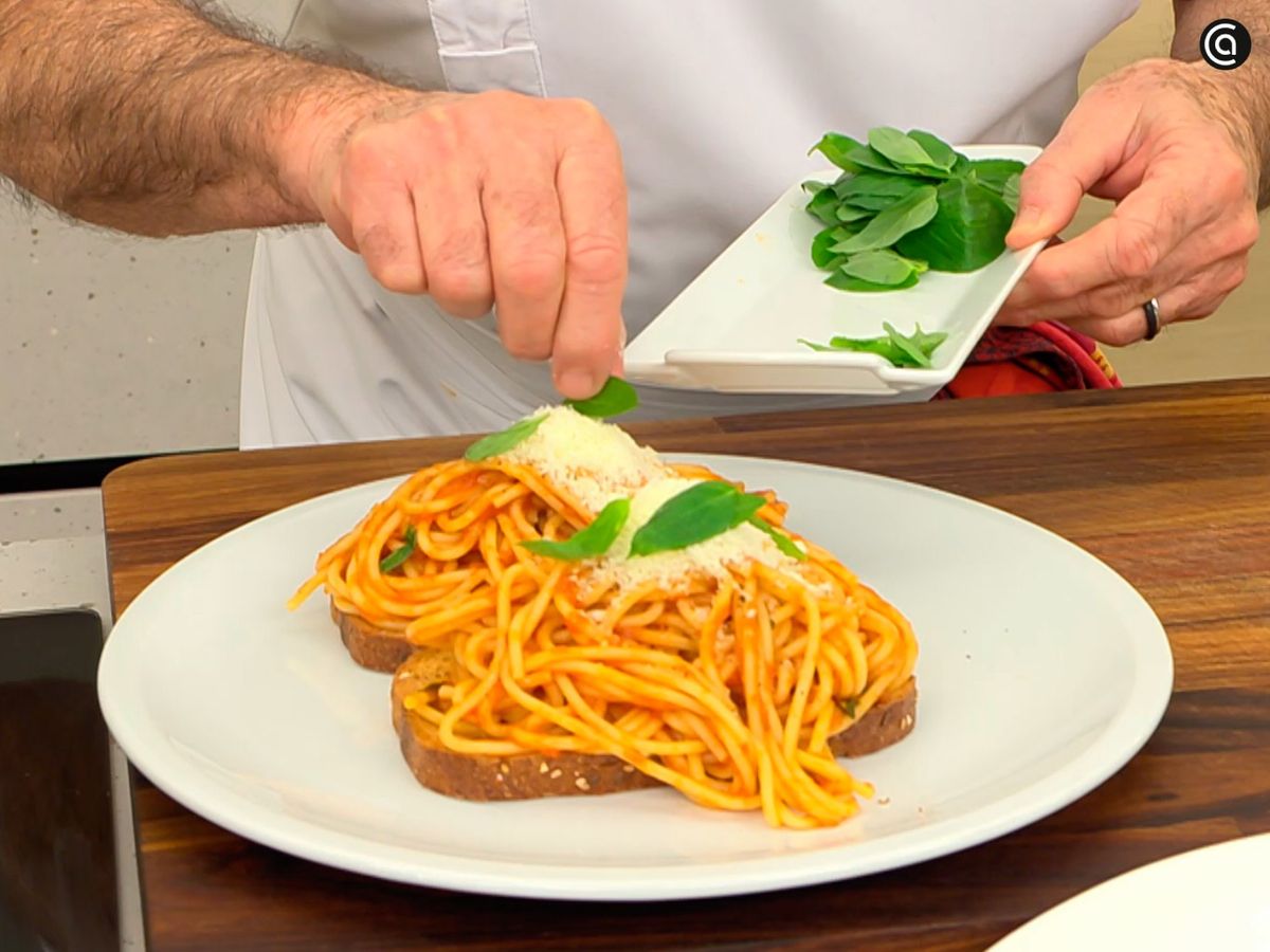Reparte la pasta sobre las rebanadas de pan y añade queso parmesano