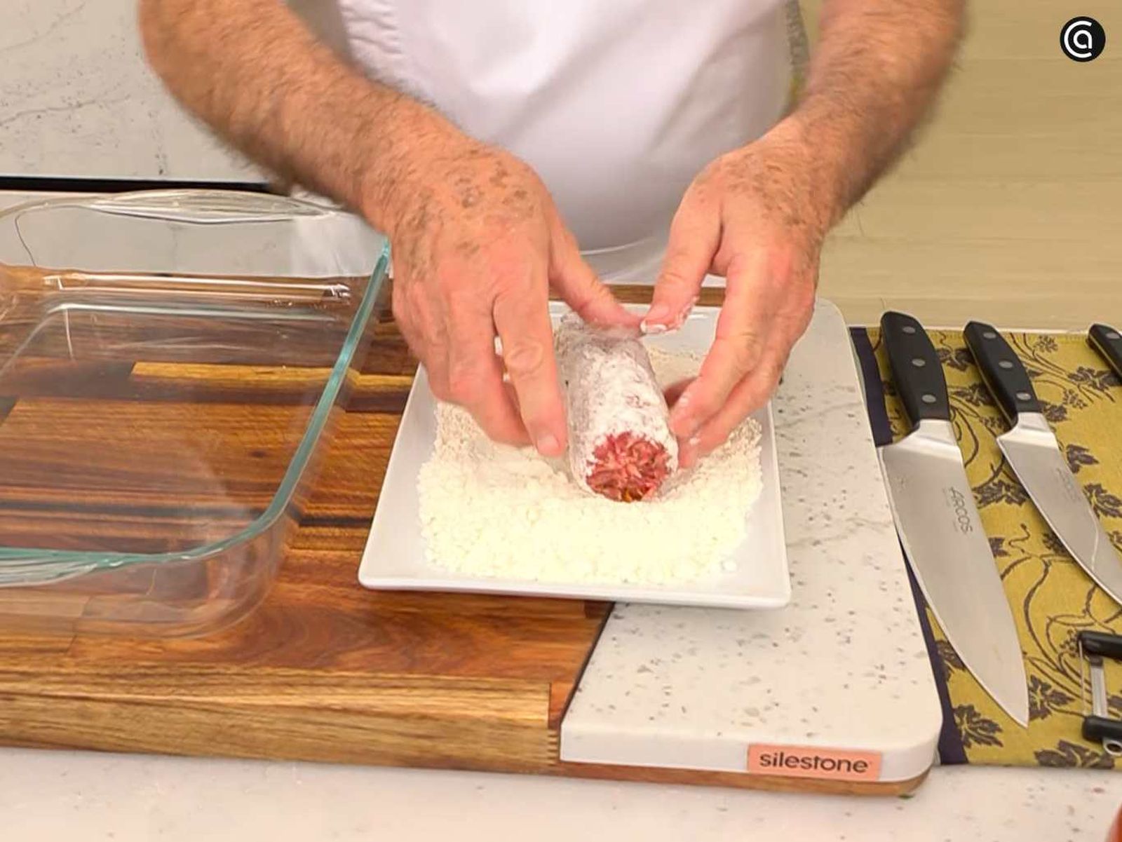 Pasa el rollo de carne picada por harina