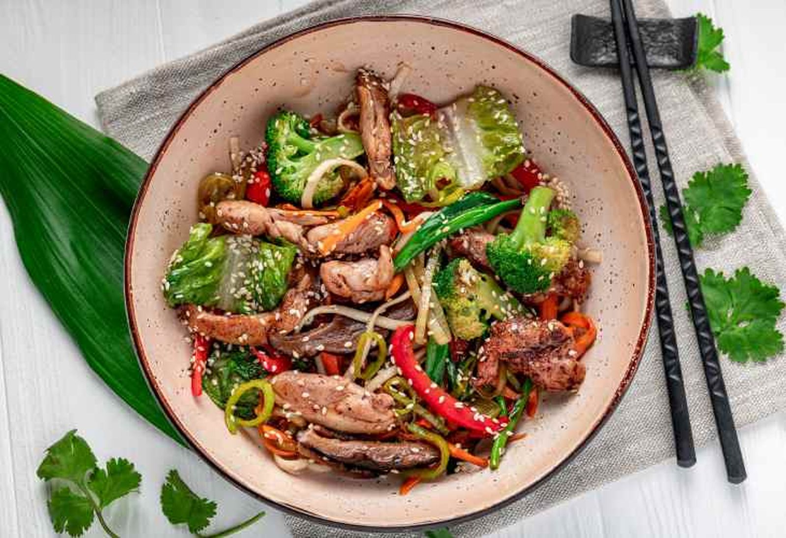 pollo con verduras al wok