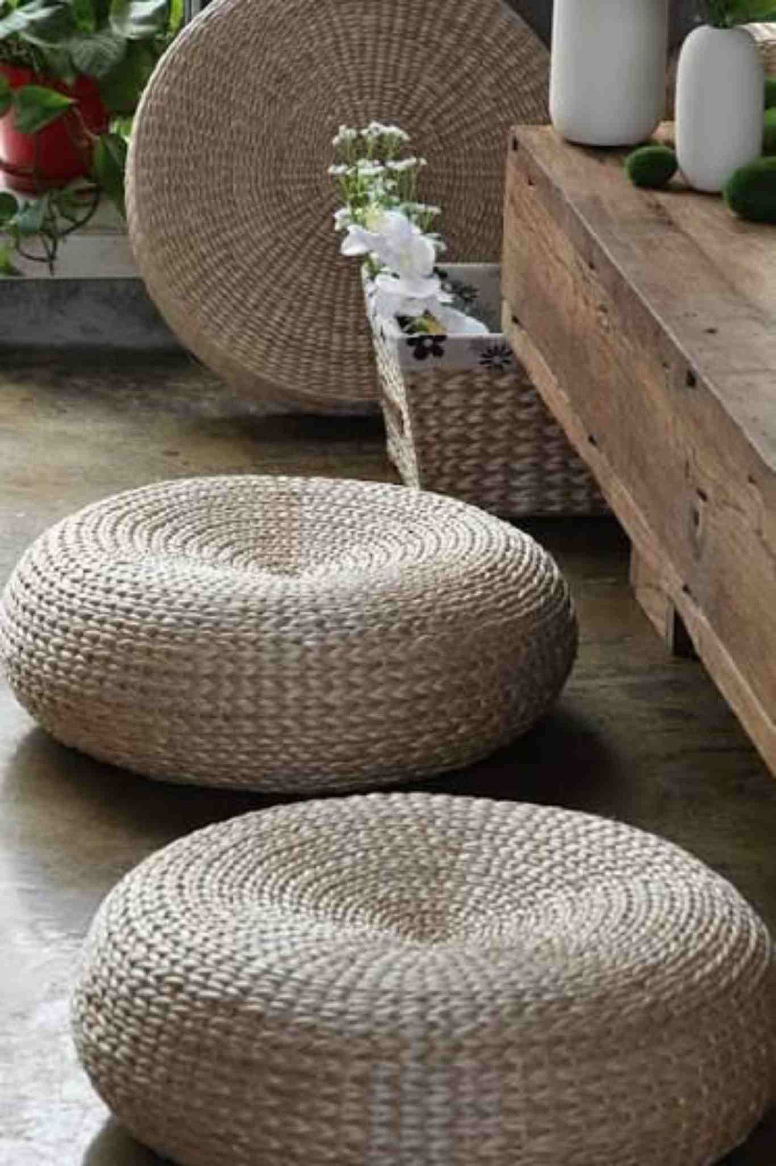 Reutilizar un neumático viejo con cuerda natural crea un puff moderno y económico. Reutilizar un neumático viejo con cuerda natural crea un puff moderno y económico.