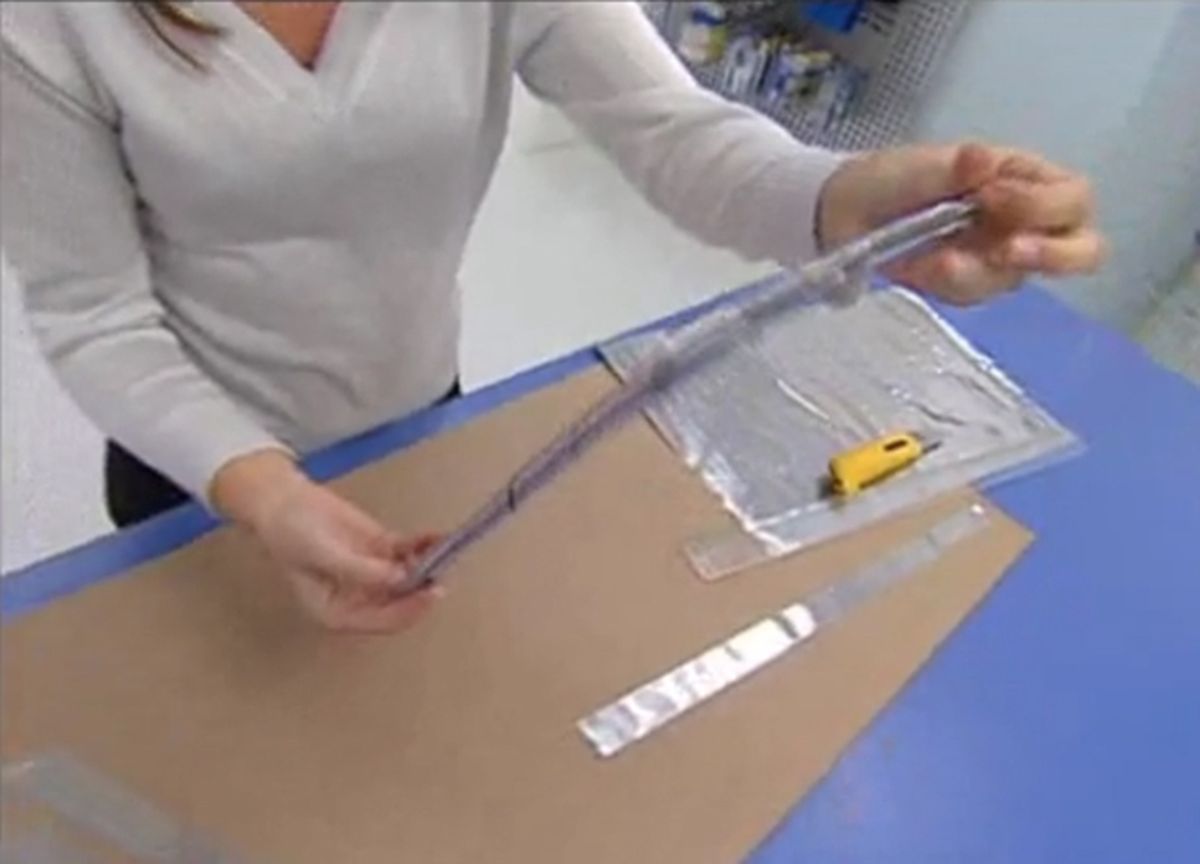 Bolas y cintas de estaño para decorar el árbol de Navidad paso 9