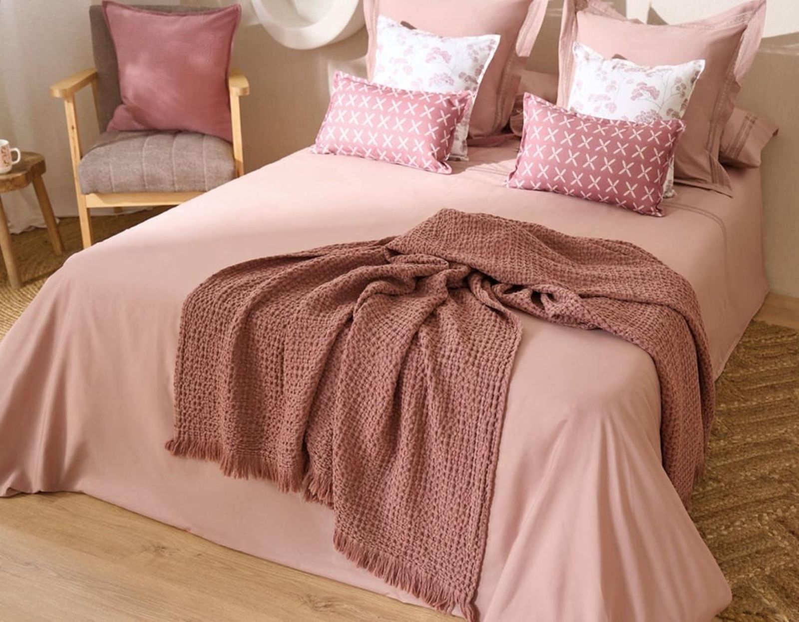 Dormitorio con decoración rosa. Dormitorio con decoración rosa.
