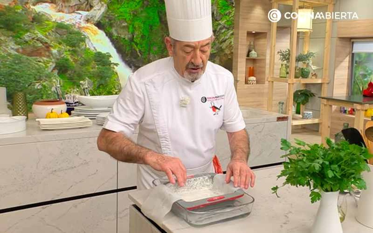 Unta el molde y cubre con papel