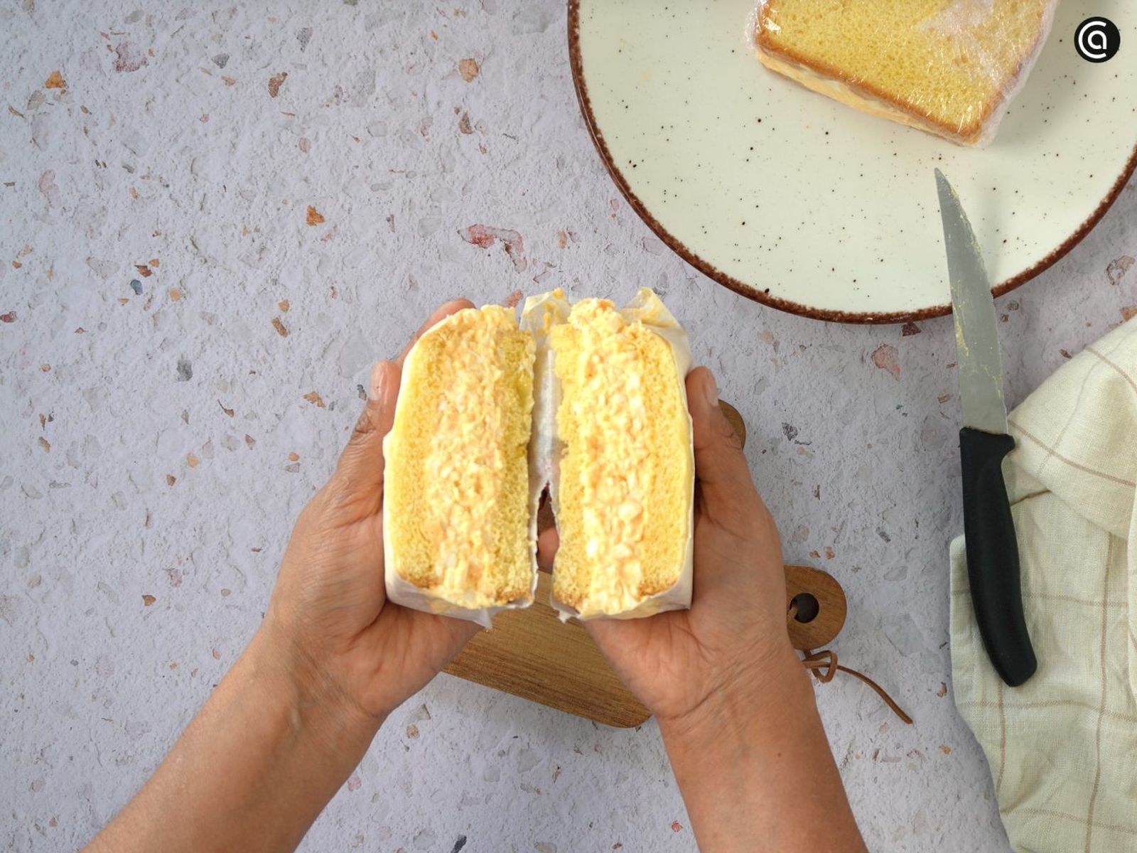 Guarda el sándwich envuelto en la nevera y córtalo al momento de servir tamago sando receta paso5