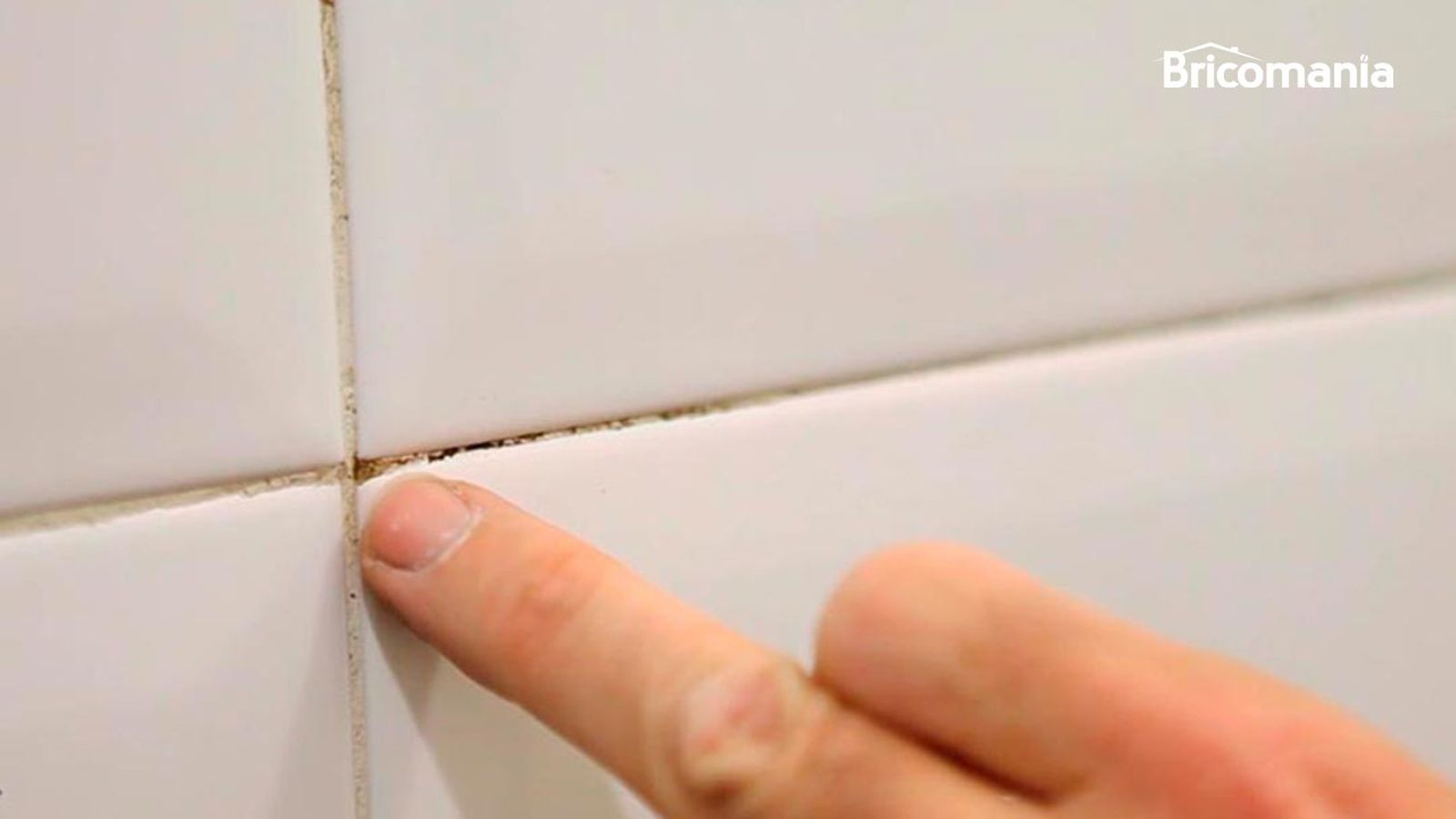 Juntas de azulejos ennegrecidas