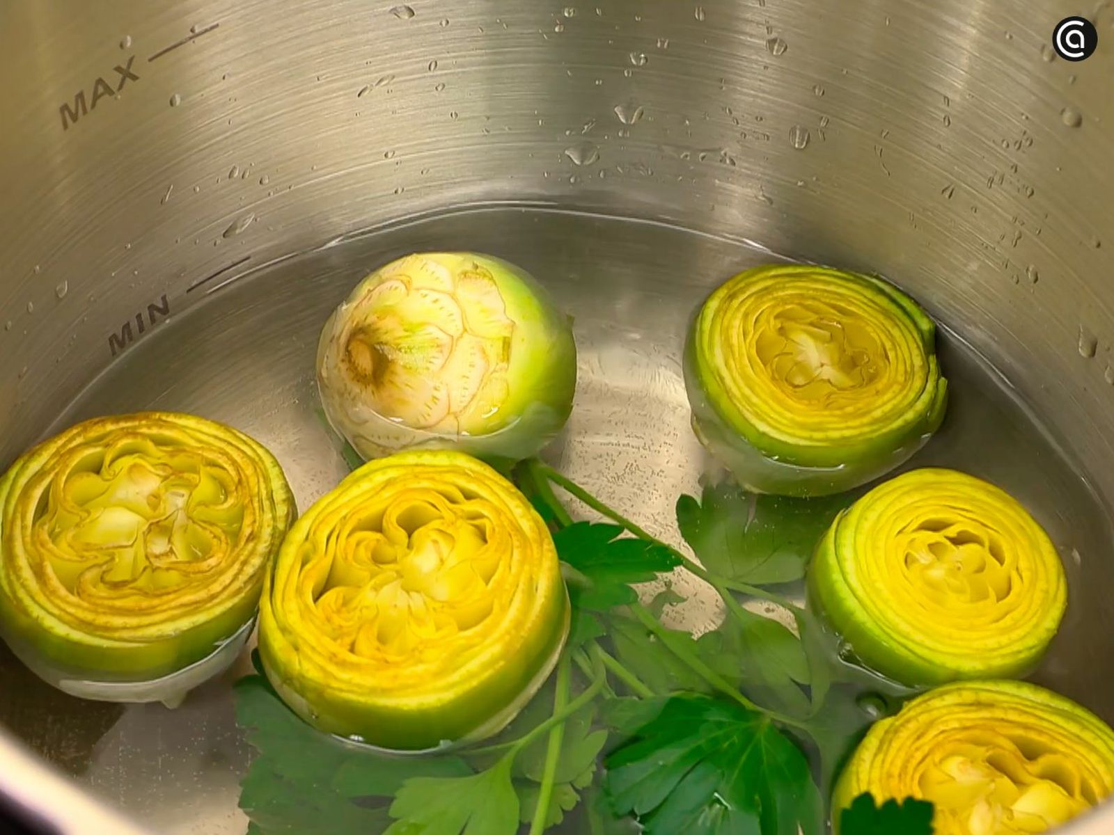 Coloca las alcachofas en la olla rápida con unas ramas de perejil y cuécelas