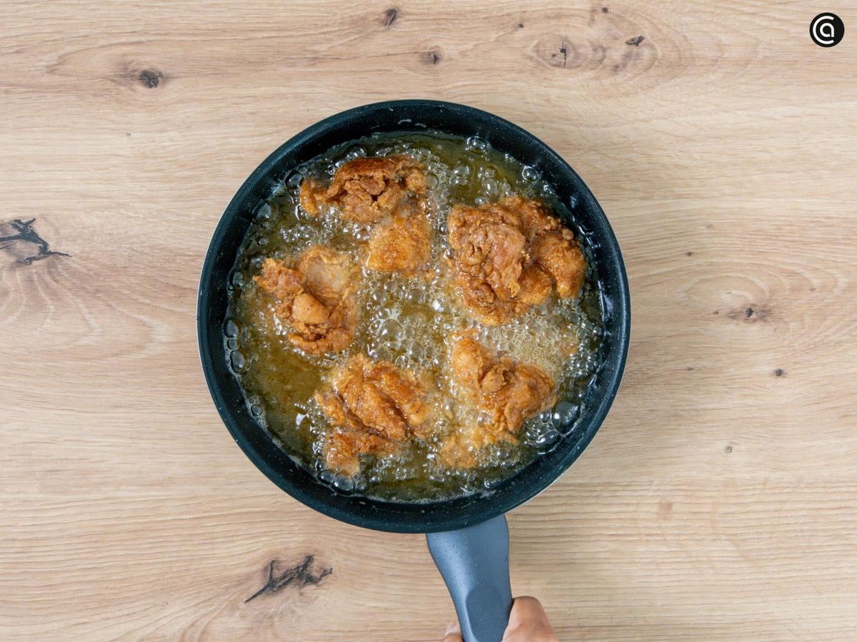 Cocina el pollo en aceite caliente hasta que quede dorado