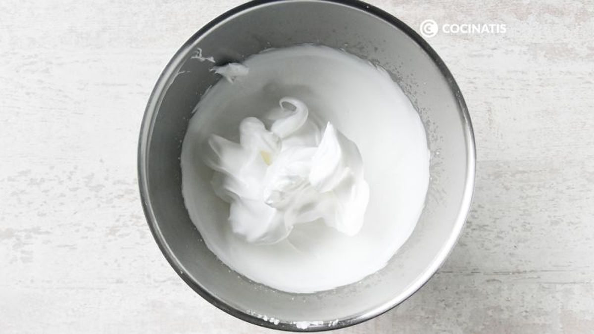 Claras montadas a punto de nieve