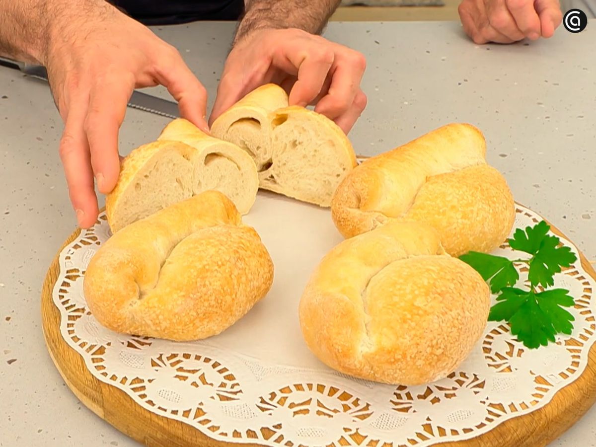 Saca el pan de agua dominicano del horno y sirve cuando enfríe
