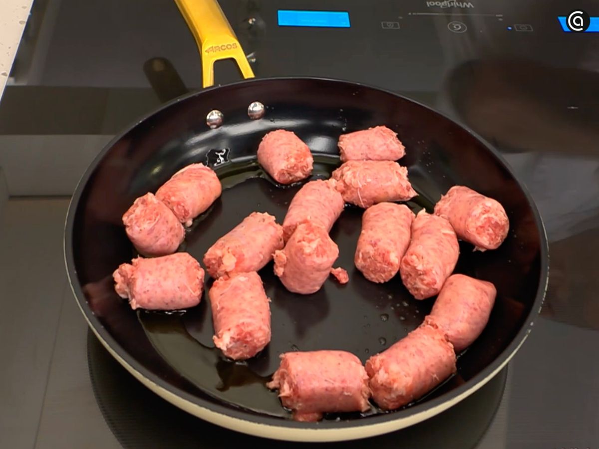 Corta la butifarra en rodajas gruesas y dóralas en la sartén