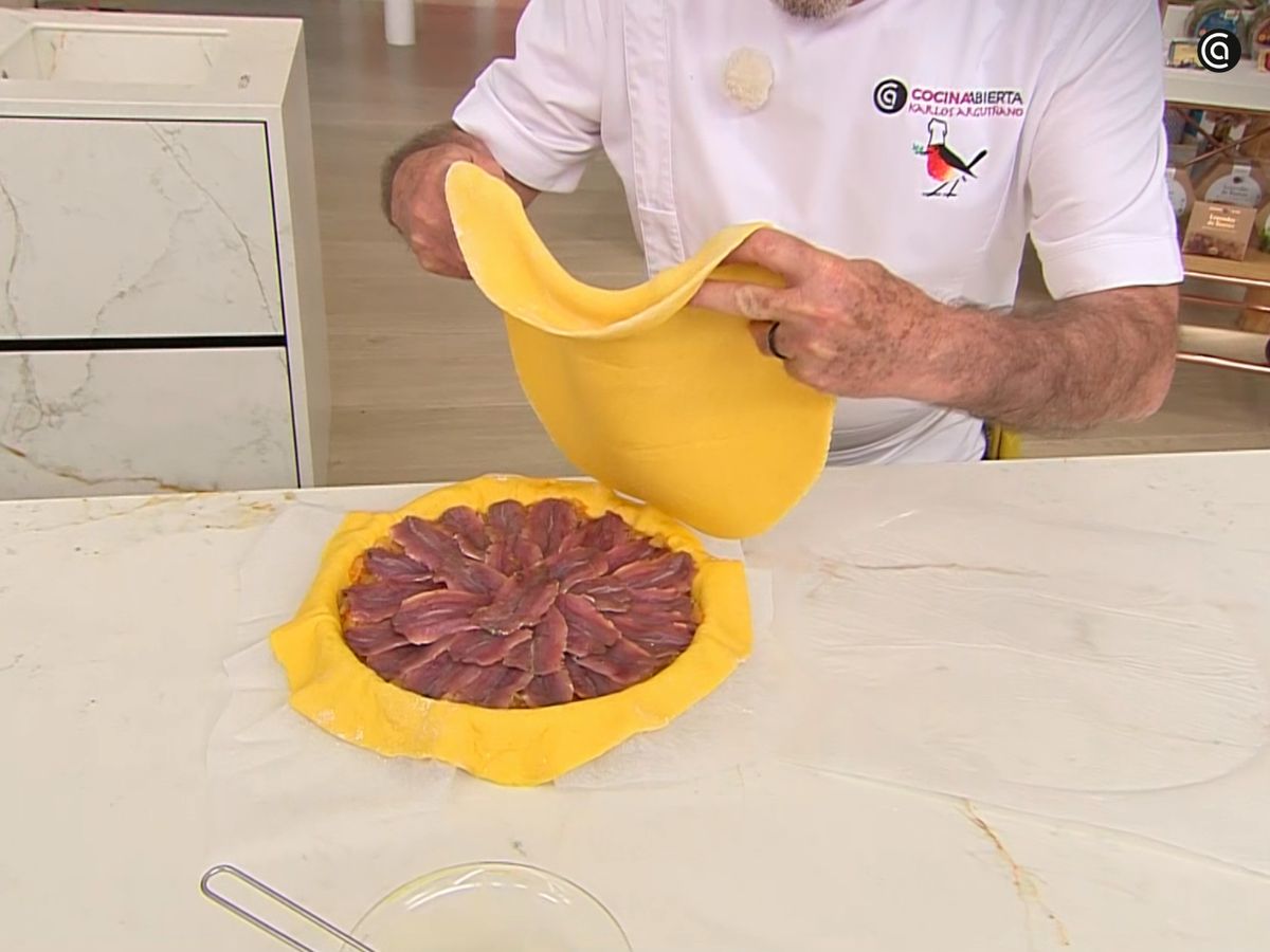 Cubre la masa rellena con la otra tapa
