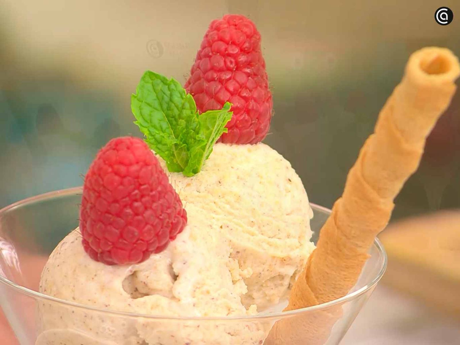 Sirve el helado de avellanas tostadas Sirve el helado de avellanas tostadas