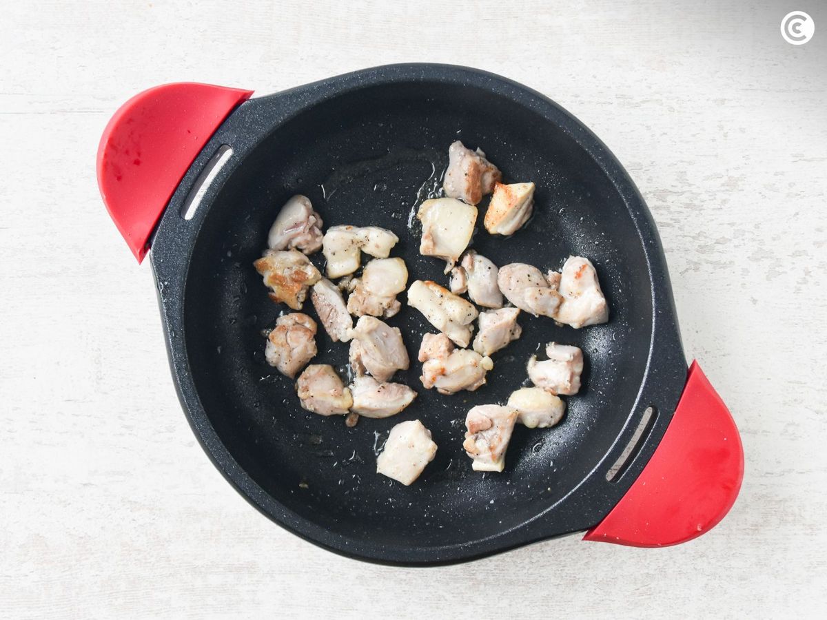 Dorar el pollo para el arroz campero