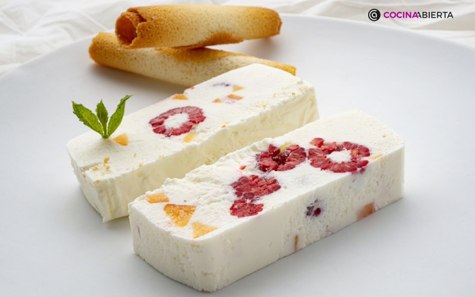 Karlos Arguiñano nos enseña a elaborar un helado de yogur con frutas Karlos Arguiñano nos enseña a elaborar un helado de yogur con frutas