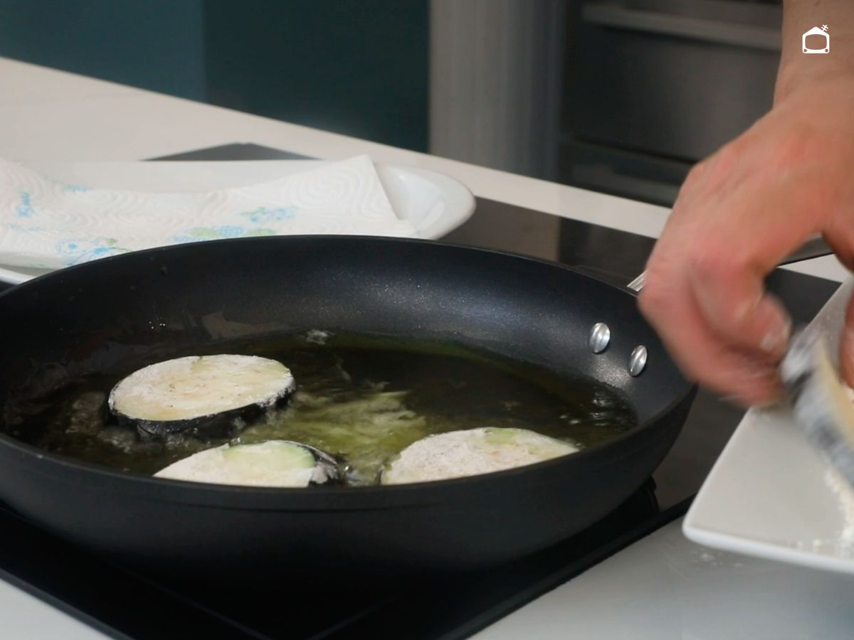 Fríe las berenjenas enharinadas en abundante aceite