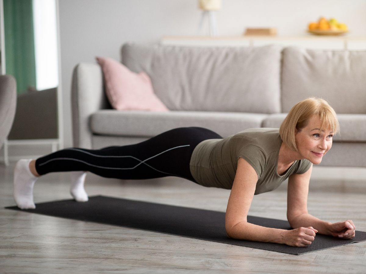 Ejercicio de plancha en el suelo