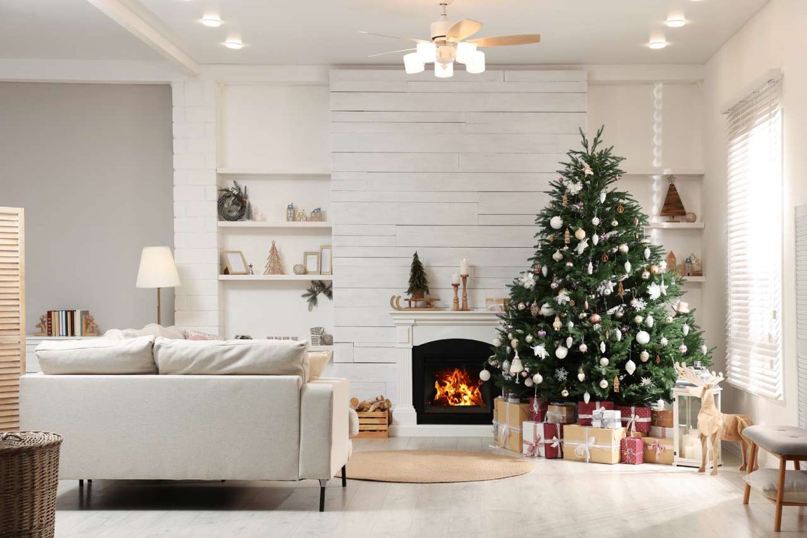 Sala de estar con decoración de Navidad moderna.