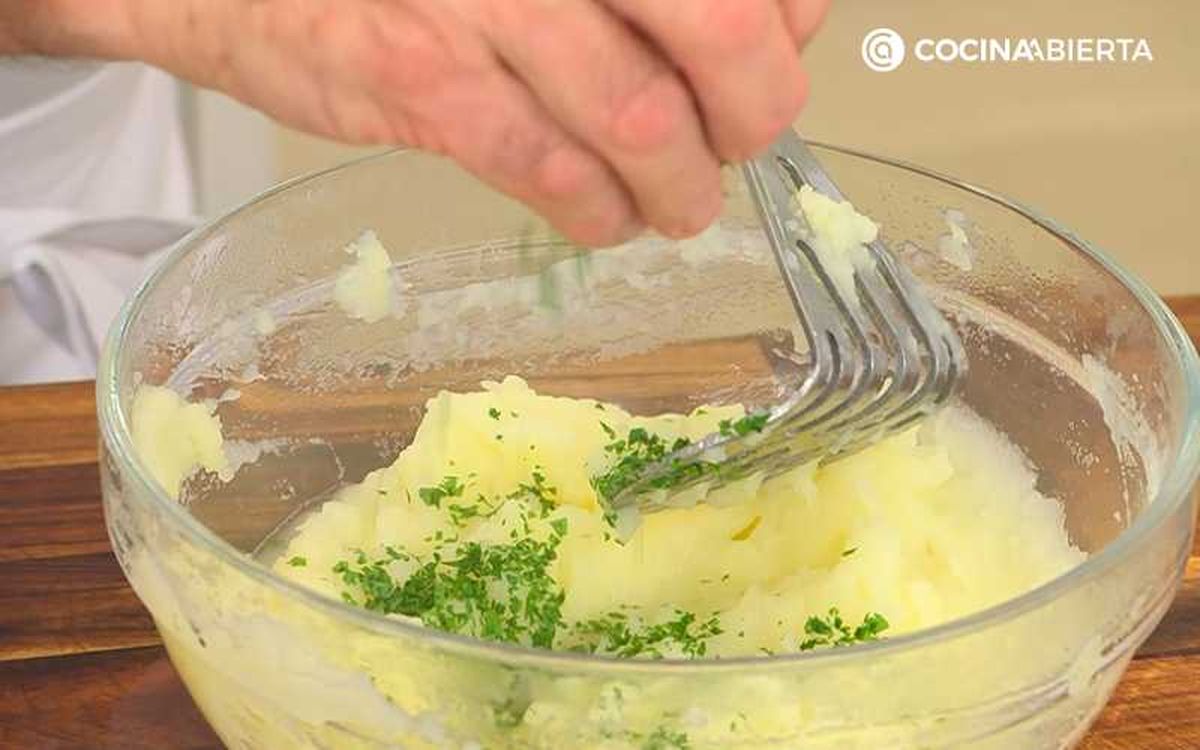 Agrega perejil picado al puré de patatas