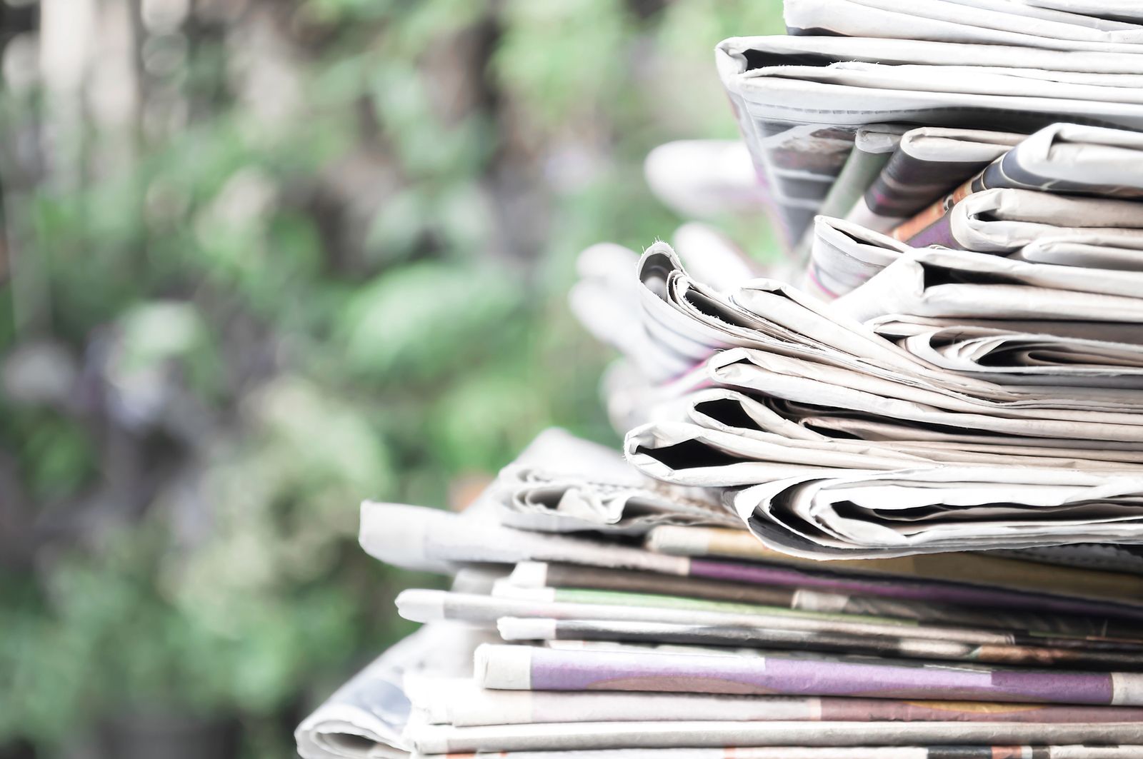 El papel de periódico puede ser muy útil en el jardín