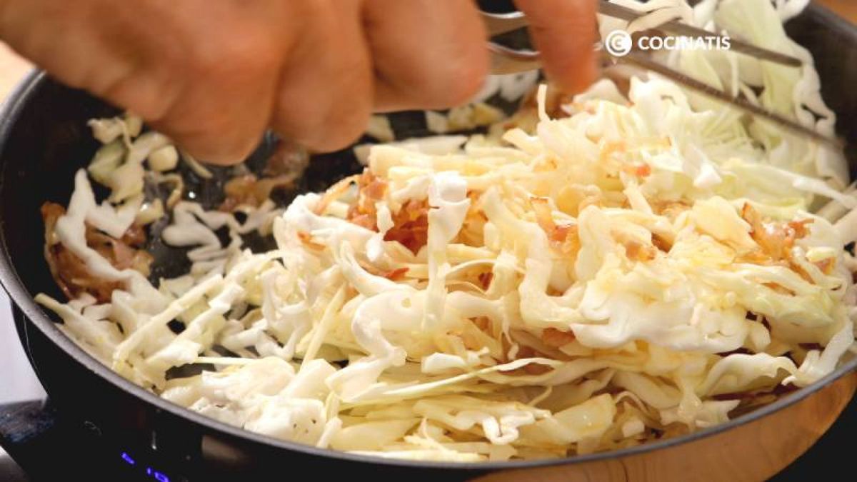 Saltea la panceta y añade el repollo