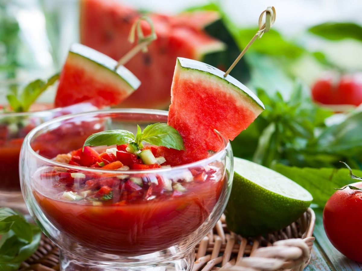 El gazpacho de sandía combina dulzor y frescor con una presentación muy veraniega.