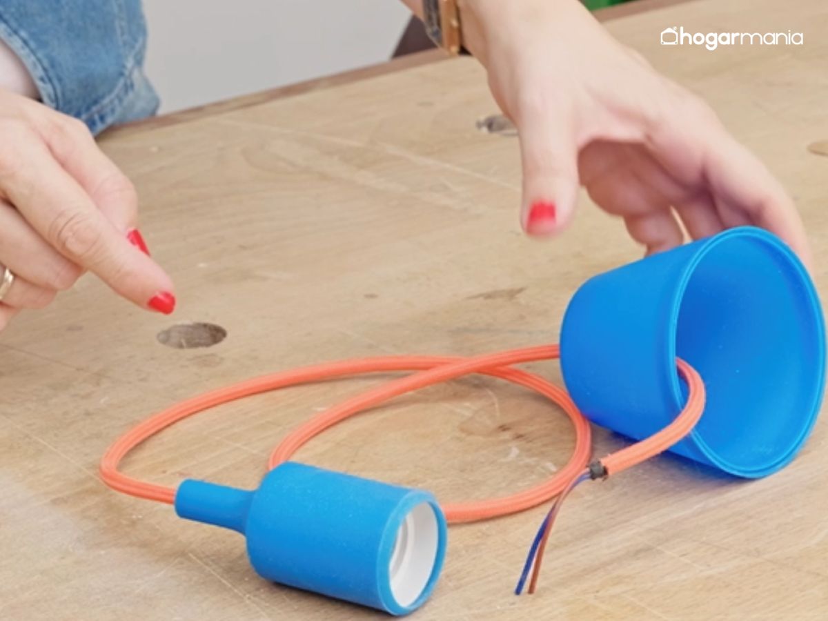 El punto de partida: un portalámparas con cable y base, listo para personalizarse con piezas de madera.