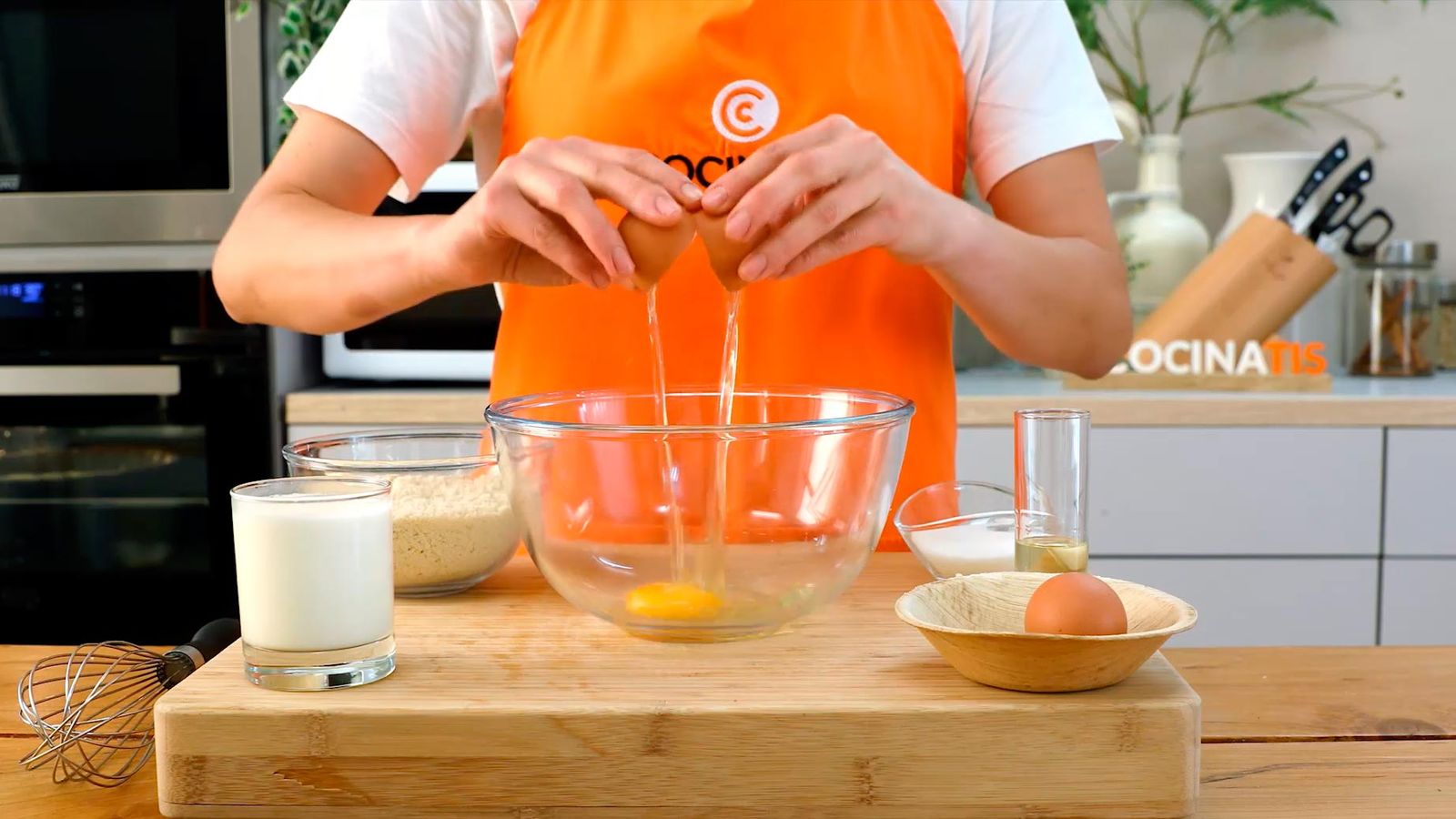Mezcla los ingredientes para el relleno de la tarta Receta de tarta de piña con crema de almendras paso 2