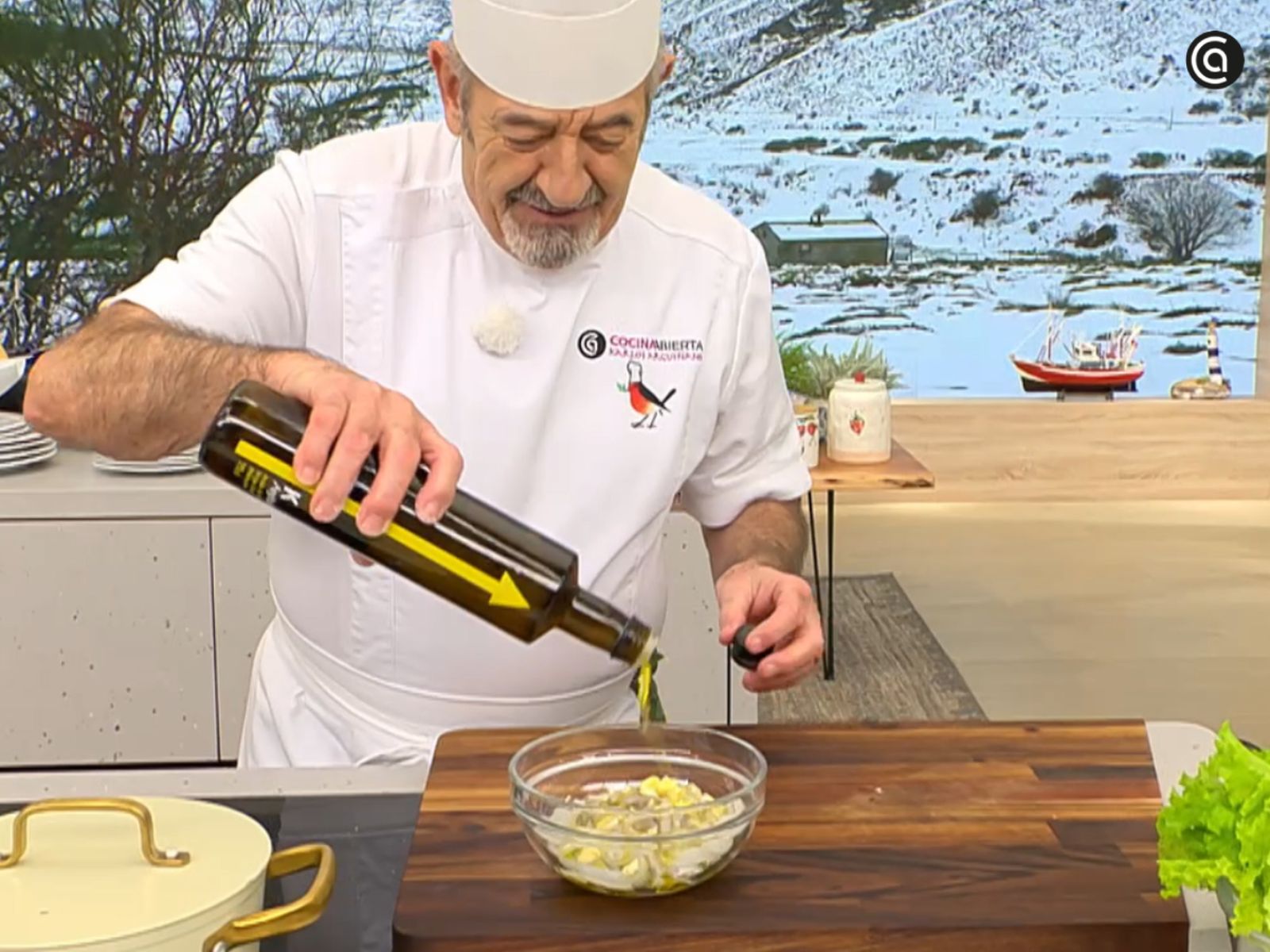 Los calamares se trocean y se aromatizan con ajo y aceite antes del salteado.