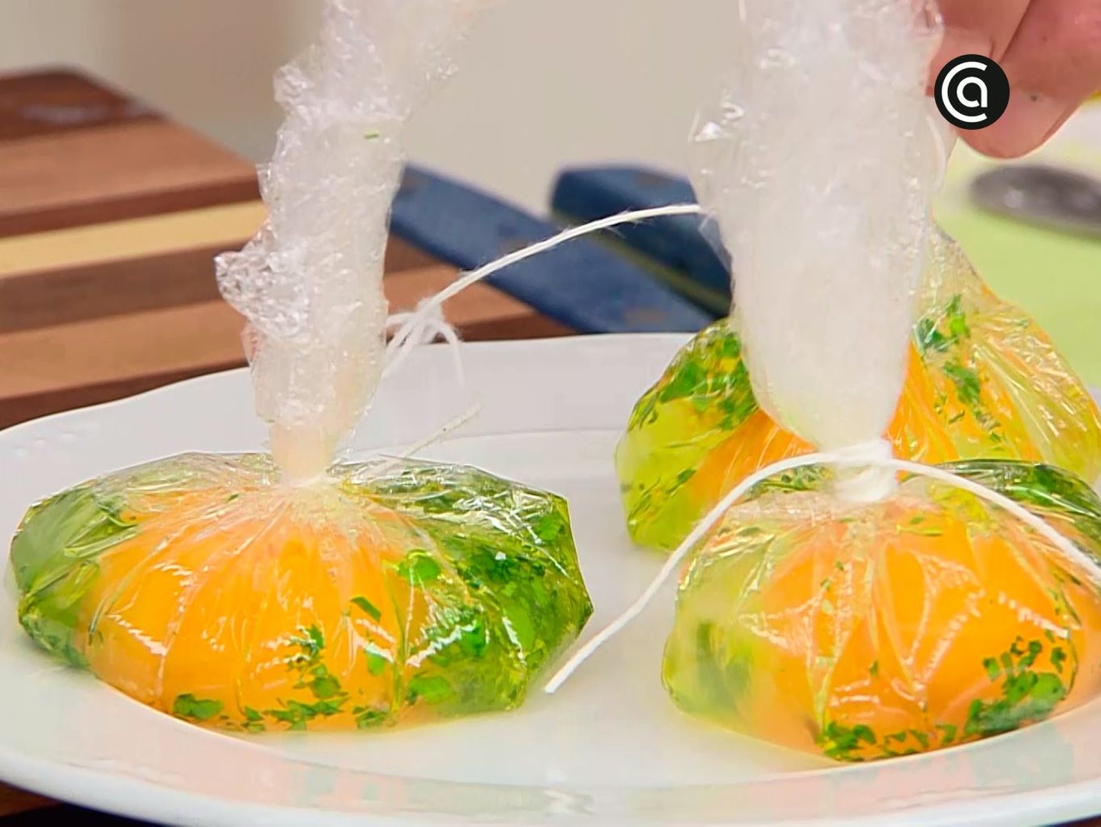 Cómo hacer huevos poché con film - Enrolla los huevos con film y ata con cuerda de cocina Cómo hacer huevos poché con film - Enrolla los huevos con film y ata con cuerda de cocina