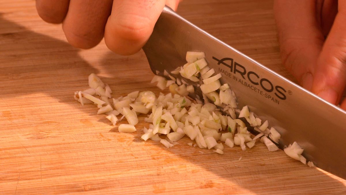 Pela y pica los dientes de ajo para añadir un sabor intenso a tus coles de Bruselas al ajillo