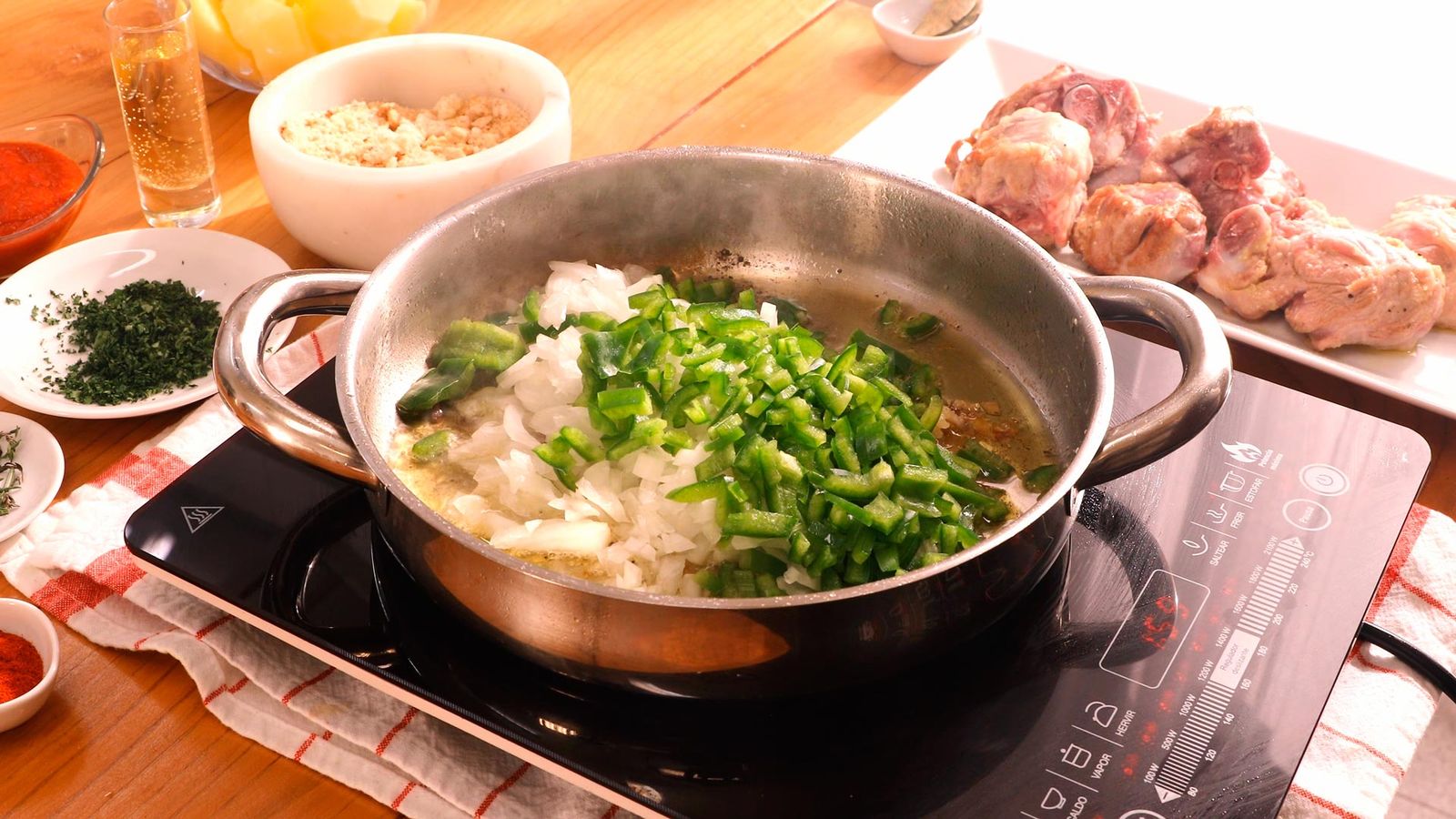 Sofríe las verduras Receta de caldereta de cordero con patatas paso 4
