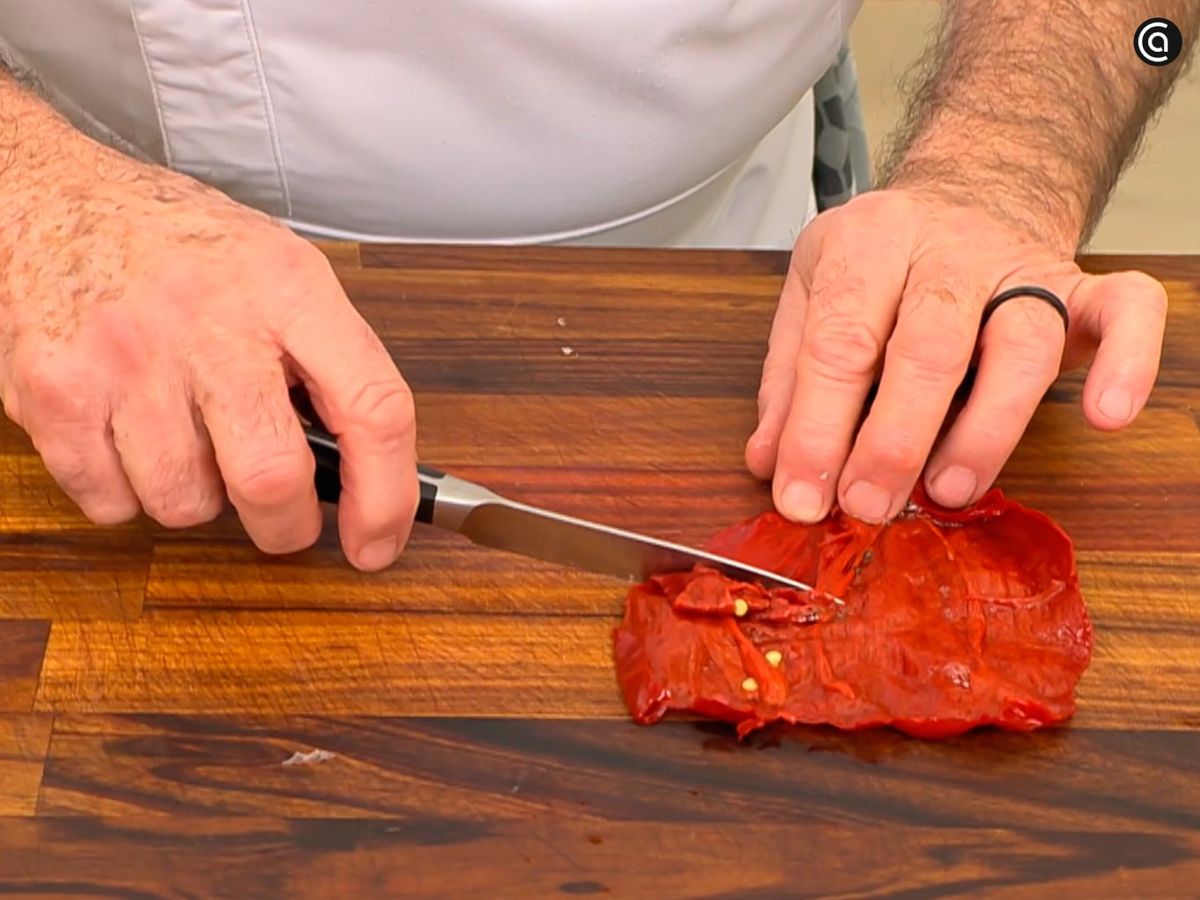 Saca la pulpa de los pimientos choriceros ya hidratados con un cuchillo